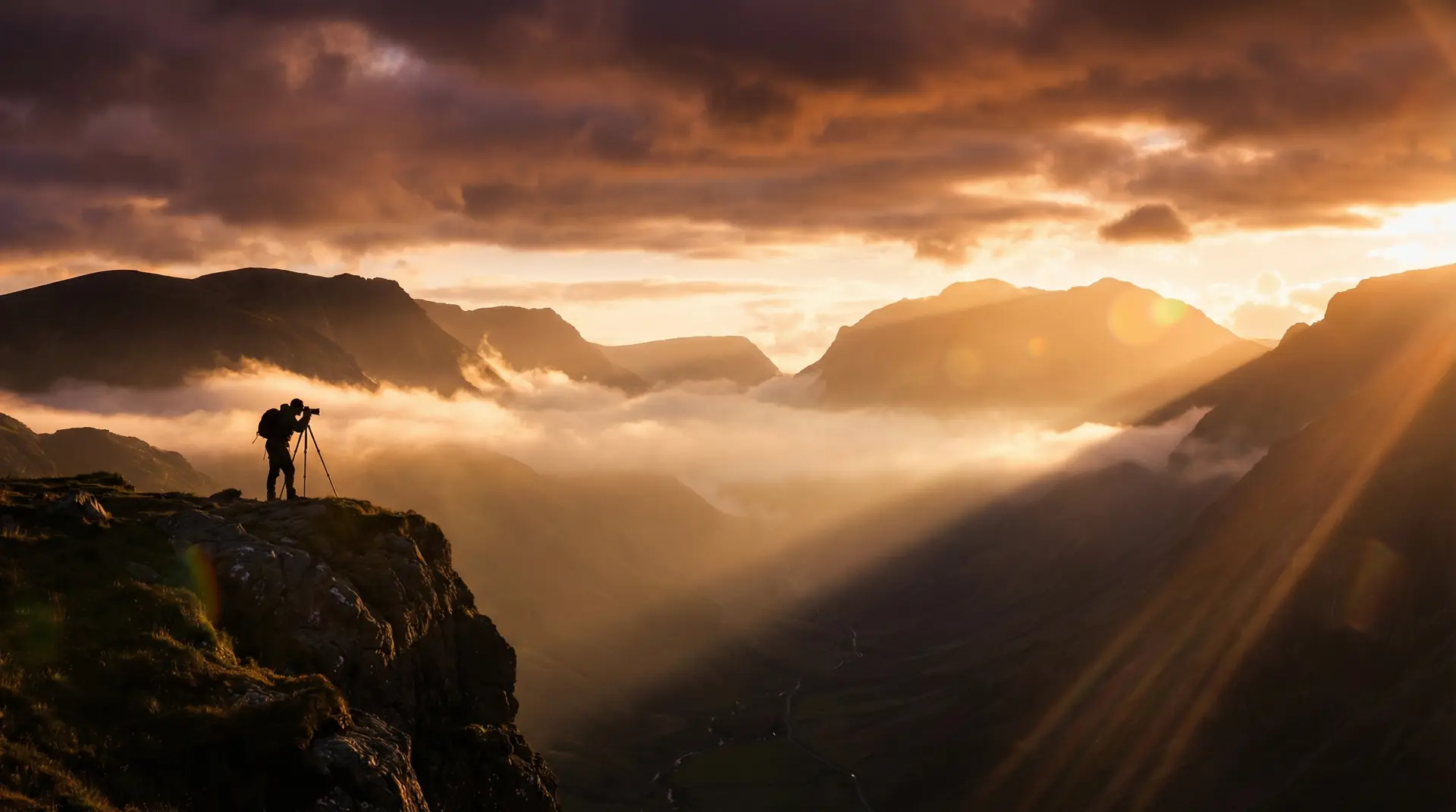 91免费看片 今日焦点摄影作品 - 金色黄昏下的山谷风光